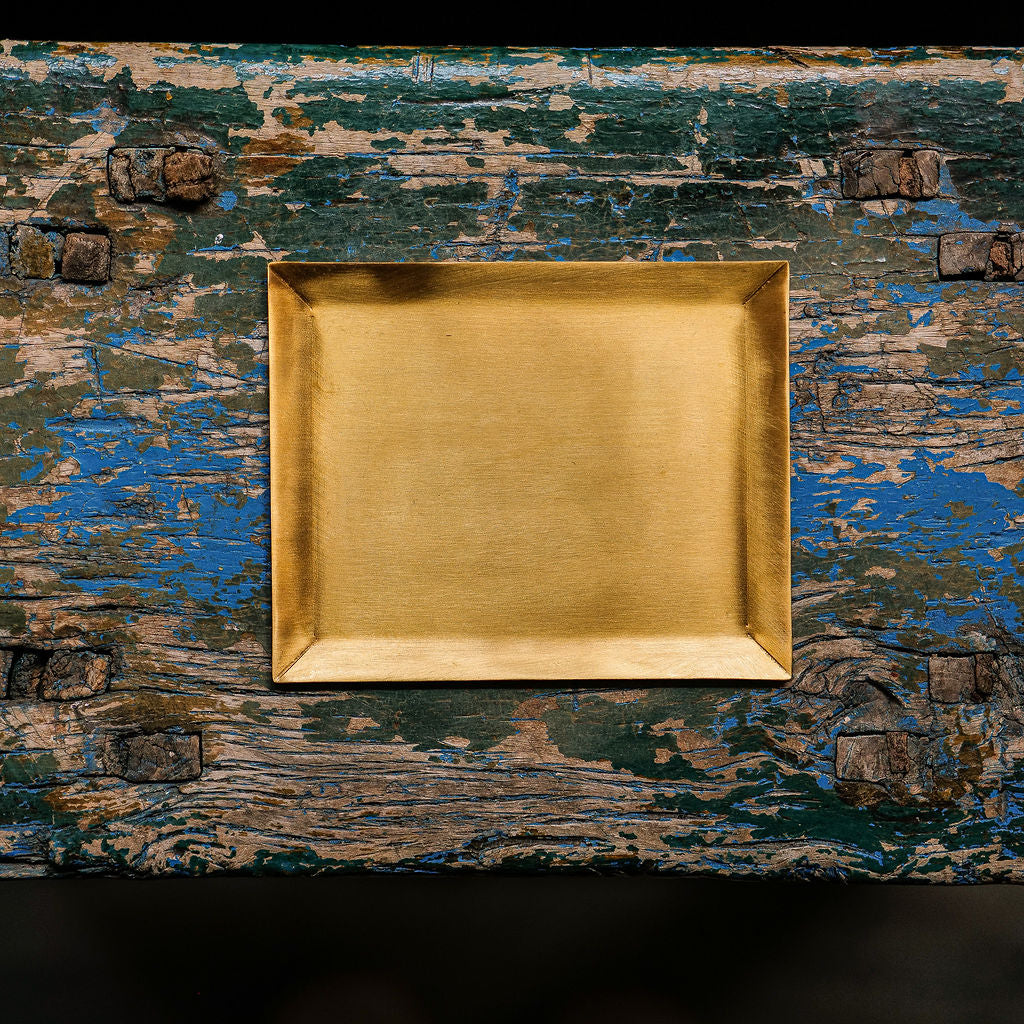 Assiette rectangulaire moyenne en laiton Fog Linen