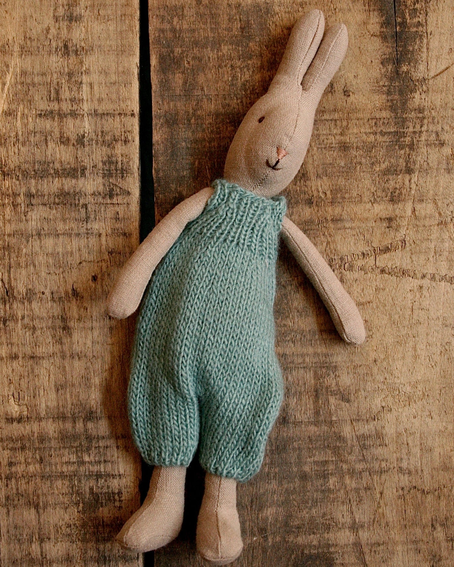 Lapin à salopette tricotée bleu - Maileg
