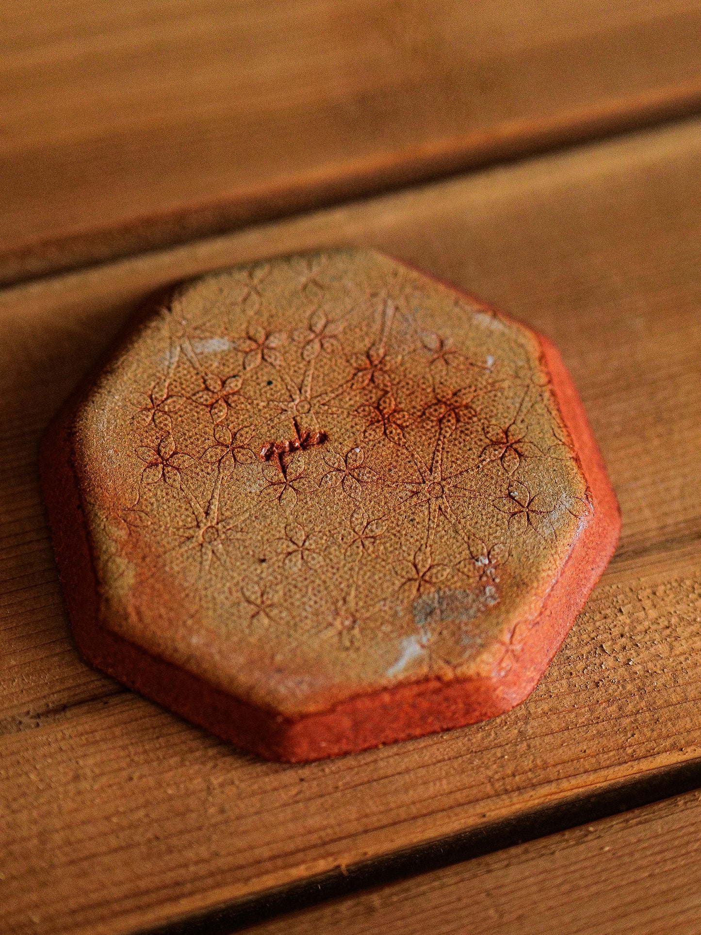 Spako Clay octagonal small gold/white plate