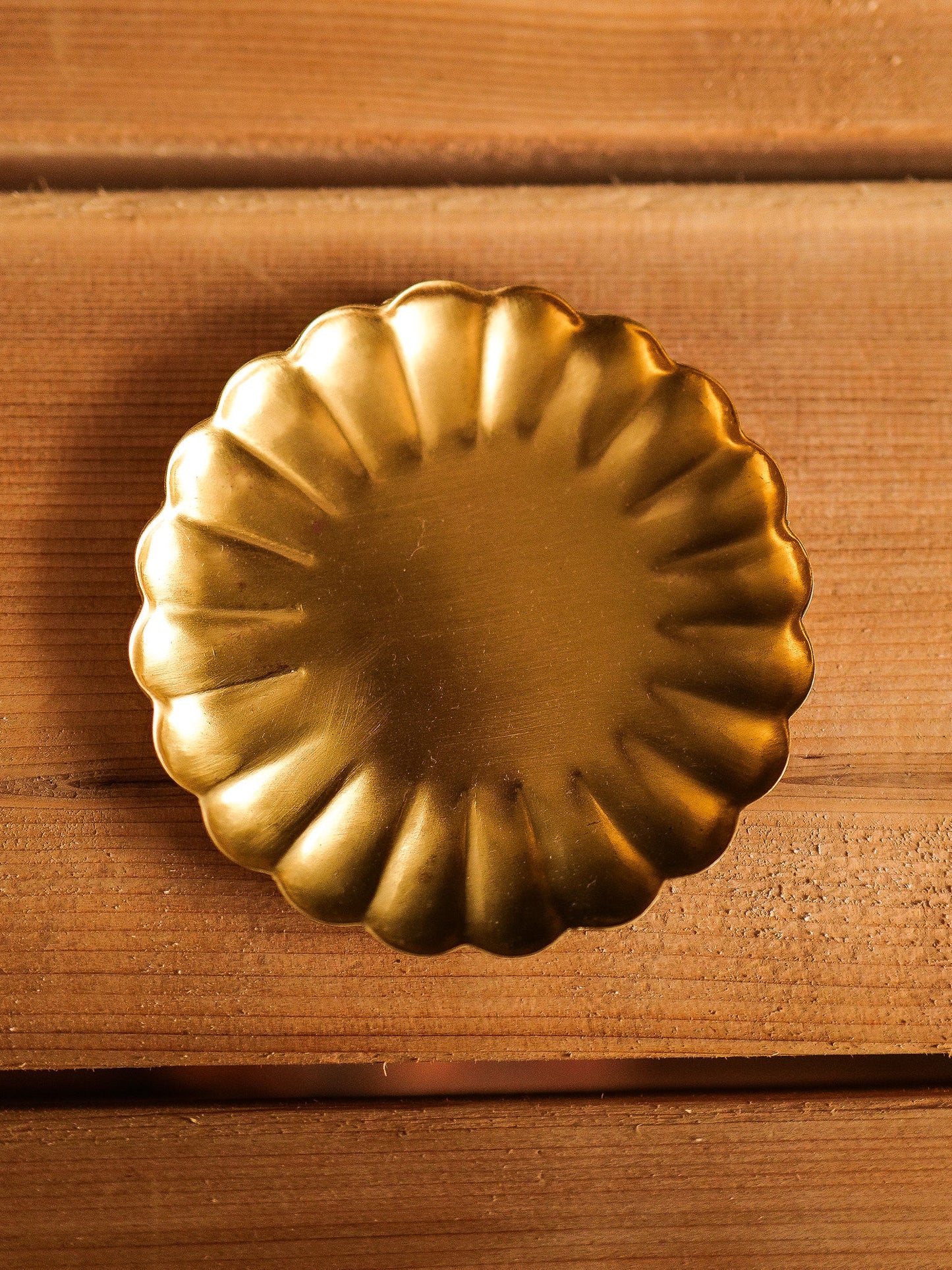 Assiette pétale en laiton Fog Linen