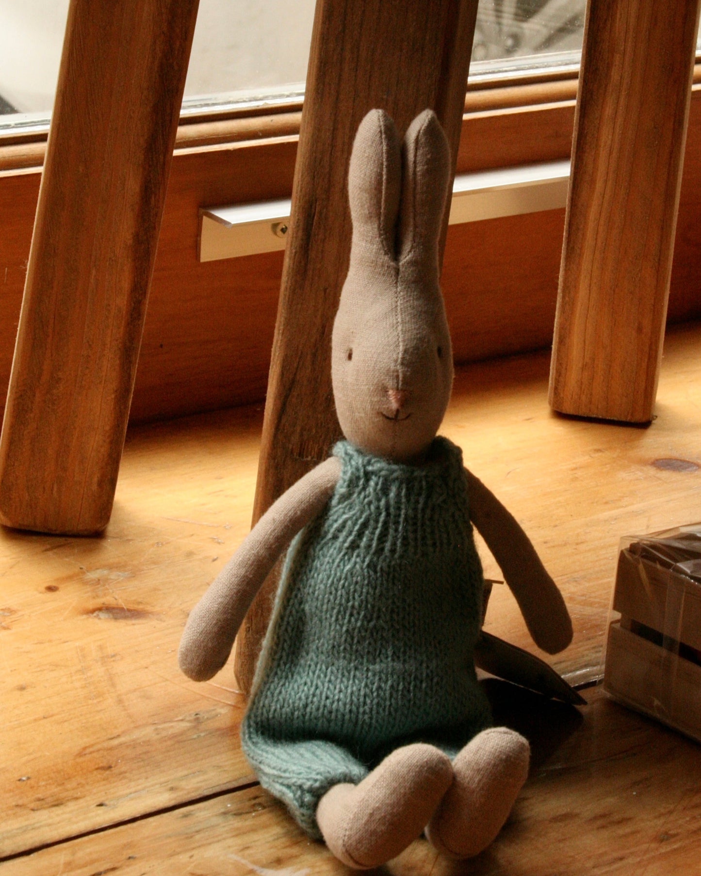 Lapin à salopette tricotée bleu - Maileg