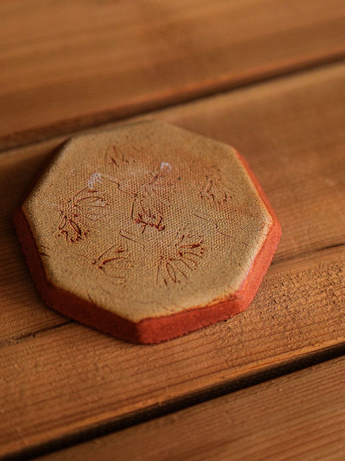 Spako Clay octagonal small gold/white plate