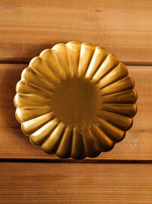 Assiette pétale en laiton Fog Linen